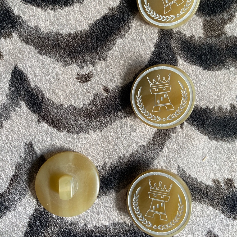 Novelty horn button with British pattern 10 pieces